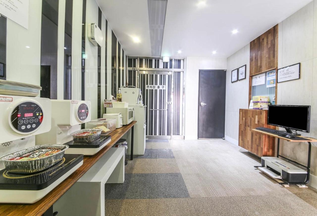 9 To 9 Motel Gimhae ภายนอก รูปภาพ